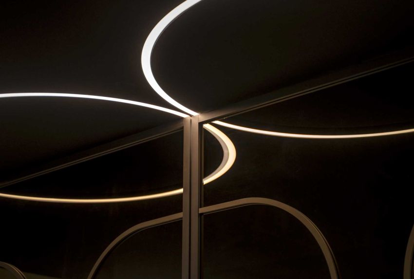 Divina Pivotica met gebogen profielen: creatieve upgrade voor een glaswand met pivotdeur
