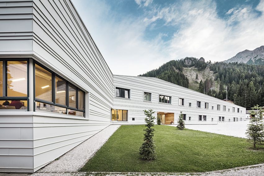 Architectuur in de Alpen: de kazerne “Tempesti” in Corvara