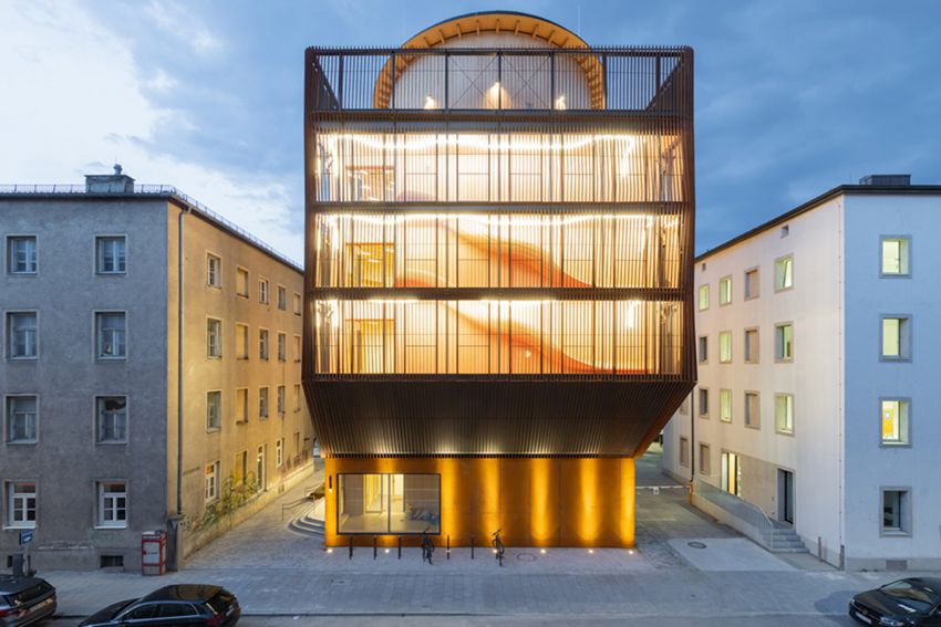 Kéré Architecture bouwt houten kinderdagverblijf met verticale speeltuin in München