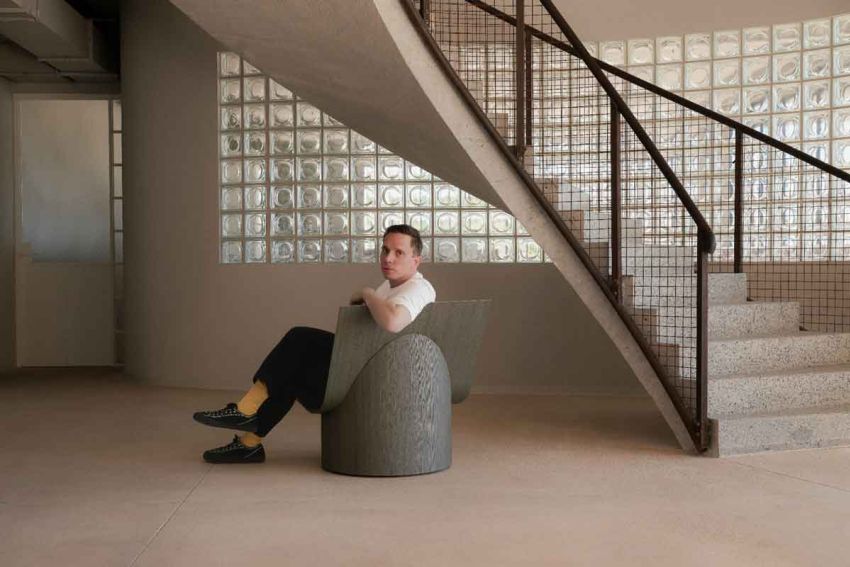 Unilin Master Oak in een iconische designstoel