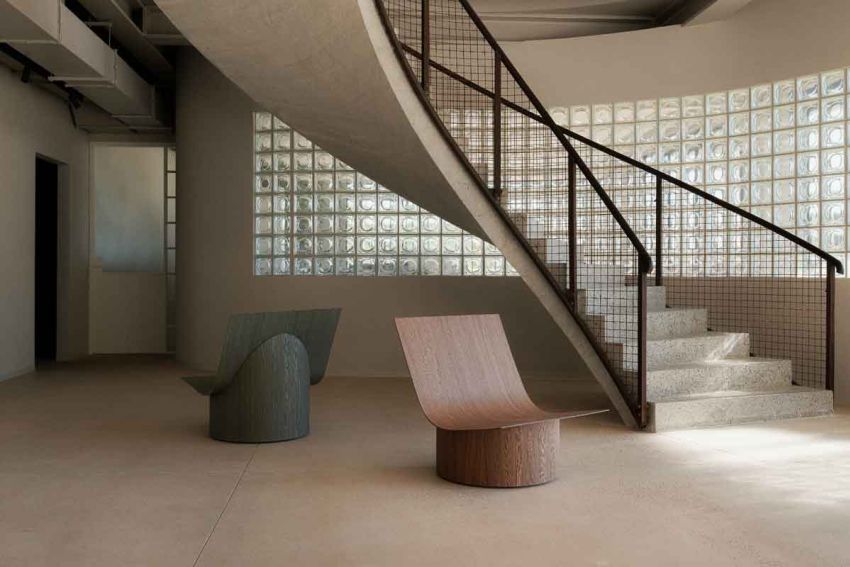 Unilin Master Oak in een iconische designstoel