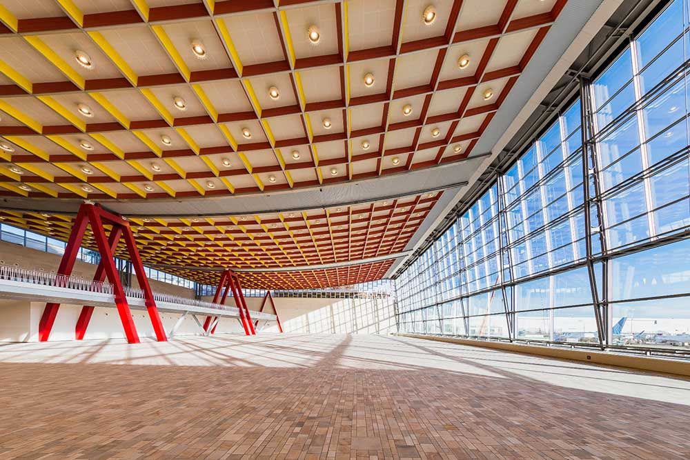 Hunter Douglas Architectural realiseert huzarenstuk voor veeleisende renovatie plafond Skyhall - Brussels Airport