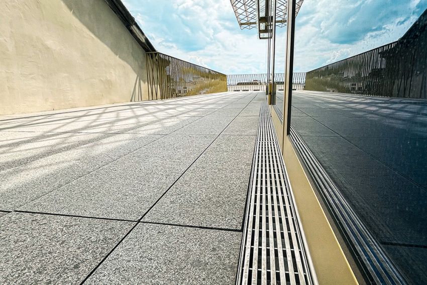 Drempelluwe gevelafwatering voor de Skybar in het beursgebouw
