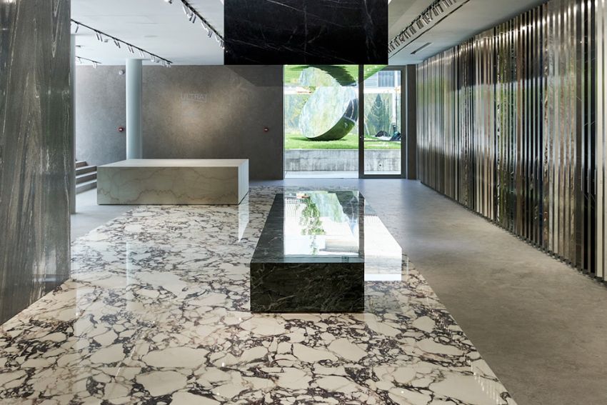 Ariostea presenteert zijn nieuwe expositiecentrum The Arena : een reis tussen materialen en innovatie