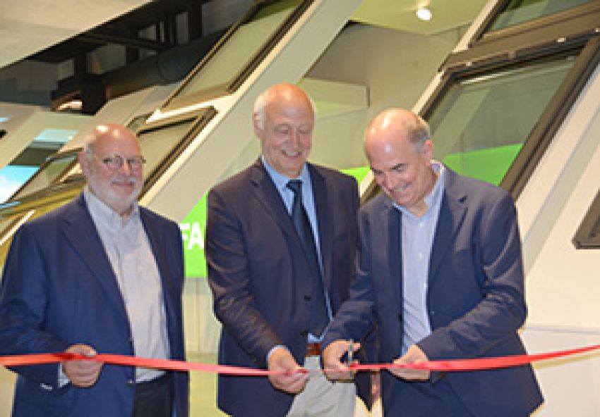 Burgemeester Ranst opent gloednieuwe, uitgebreide showroom Albintra/FAKRO