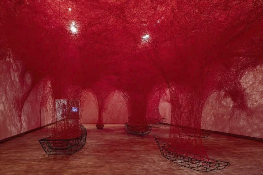 Groots overzicht van Chiharu Shiota in het Grand Palais