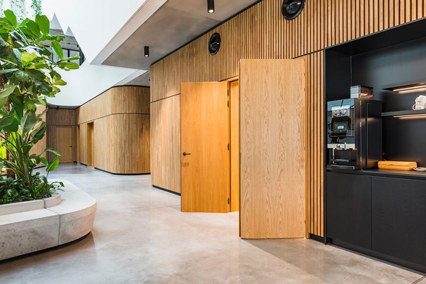 Uitnodigend interieur met onzichtbare scharnieren