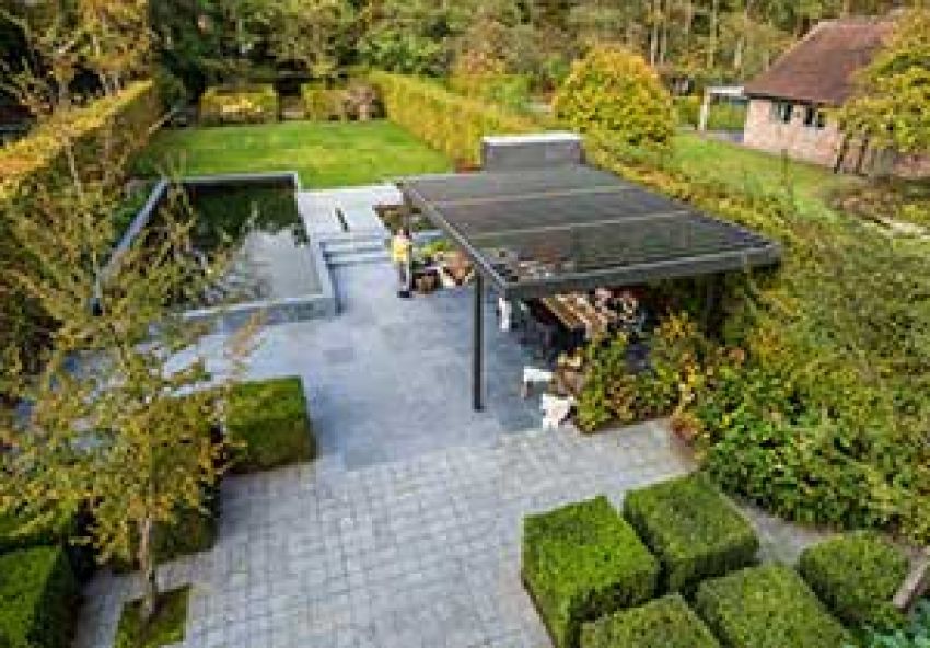 Door weer en wind: terrasoverkappingen die orkanen doorstaan