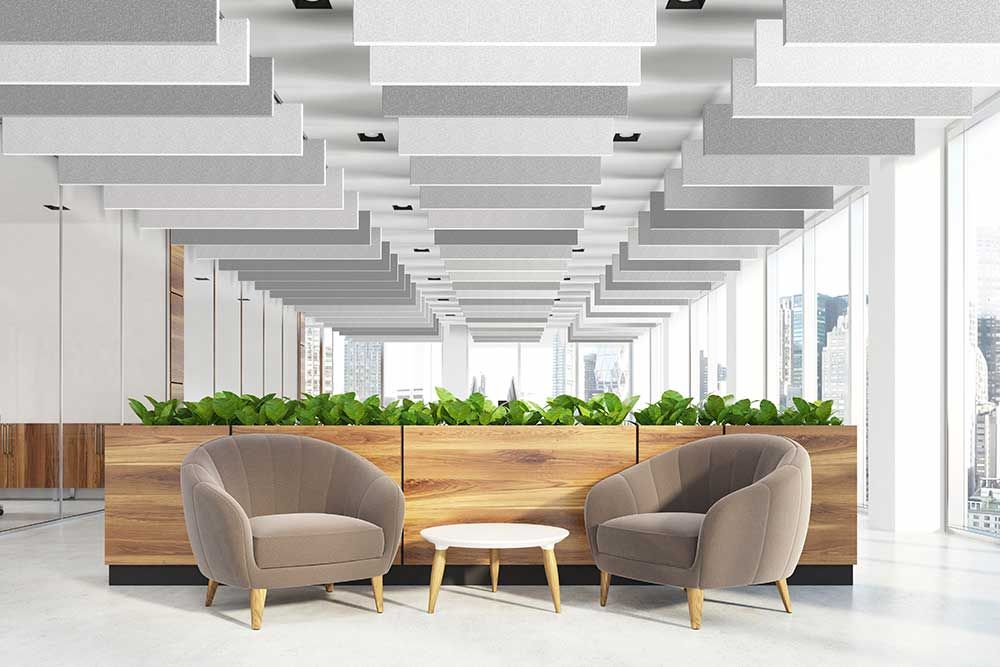 Hunter Douglas Architectural lanceert HeartFelt® Baffle-plafonds Maandag 13 januari 2020 — Het bekroonde HeartFelt® modulair vilten plafond- en wandsysteem, ontwikkeld door Hunter Douglas Architectural, kan dankzij de lancering van een Baffle-plafond nu in nog meer ruimtes en situaties worden gebruikt. Baffle-plafonds zijn ideaal om geluidsoverlast en weerkaatsend geluid in de meeste bouwsectoren te verminderen. Ze worden gebruikt om de akoestiek te verbeteren in concertzalen, theaters, vergaderzalen en andere ruimtes waarin een goede geluidskwaliteit belangrijk is. Na de succesvolle lancering van HeartFelt® plafonds in 2017, waarvoor het bedrijf een Reddot Award won, en HeartFelt® wanden in 2019, heeft Hunter Douglas Architectural zijn innovatieve product verder ontwikkeld, waardoor architecten, interieurontwerpers en bestekschrijvers wederom een hoogwaardige designkeuze uit het productaanbod kunnen maken. Net als de plafonds en wanden zijn lichtgewicht HeartFelt® Baffles gemaakt van niet-geweven thermogevormde PES-vezels en voldoen ze aan brandklasse B-S1, d0. Elk paneel heeft een breedte van 40 tot 80 mm en is verkrijgbaar in een hoogte van 100 tot 500 mm, met een maximumlengte van 2000 mm. De uitstekende akoestische eigenschappen van HeartFelt® blijven met de nieuwe paneel- en moduleafmetingen ongewijzigd, met nog meer flexibiliteit in akoestisch ontwerp, afhankelijk van het formaat en het aantal geluiddempers per vierkante meter. Pieter van Rees, Business Development Manager bij Hunter Douglas Architectural: "Geluidscomfort is een essentieel aspect van het ontwerp van elke binnenruimte. Een slechte akoestiek kan immers een negatieve invloed hebben op de gezondheid, communicatie, veiligheid, productiviteit en concentratie. Of het nu om een werkruimte, auditorium, leslokaal of openbaar gebouw gaat: een goede akoestiek is cruciaal. Net als onze andere hoogwaardige akoestische plafondproducten, helpen HeartFelt® Baffles om op een innovatieve en geavanceerde manier de juiste sfeer te creëren en de akoestiek precies goed te krijgen. Na het snelle succes van het HeartFelt® plafond- en wandsysteem was het creëren van Baffles een logische volgende stap in de ontwikkeling van dit opmerkelijke productassortiment. Baffle-plafonds zijn populair bij moderne interieurontwerpers en architecten omdat ze een prachtig ontwerp combineren met een hoog gebruikerscomfort, eenvoudig te installeren zijn en gemakkelijk toegang bieden tot de vrije ruimte boven het plafond." HeartFelt® Baffles zijn verkrijgbaar in vijf grijstinten, van wit tot zwart, en zijn vuil- en stofbestendig en dus gemakkelijk te onderhouden. De Baffles worden geïnstalleerd op een nieuw ontwikkeld combi-draagsysteem, waarbij elk paneel met stalen klemmen wordt vastgeklikt op een draagrail. De panelen worden door middel van schuifklemmen met elkaar verbonden, met aan het uiteinde drie opties: geen eindkap, gevouwen eindkap of afzonderlijke eindkap. Hunter Douglas Architectural is trots op zijn groene imago en HeartFelt® beschikt over een bronzen C2C-certificaat en is 100% recycleerbaar of eenvoudig herbruikbaar.