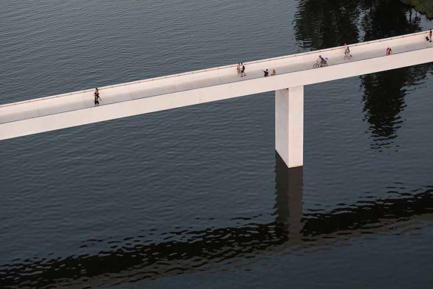 Minimalistische voetgangersbrug in Praag